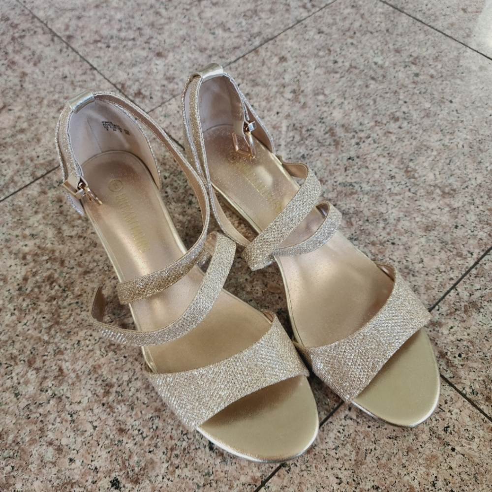Spangled low heel shoes
